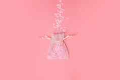 透明硬纱袋粉红色的背景纹理美丽的花未来白色雏菊春天母亲一天爱假期最小的概念平躺明亮的新鲜的柔和的彩色的