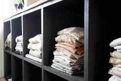 开放衣柜很多折叠衣服有组织的衣橱堆衣服现代清洁室内奢侈品首页