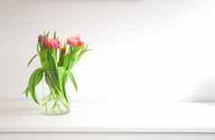 新鲜的明亮的花束色彩斑斓的郁金香白色墙木架子上玻璃花瓶白空间文本春天4月装饰interion概念现代设计复制空间