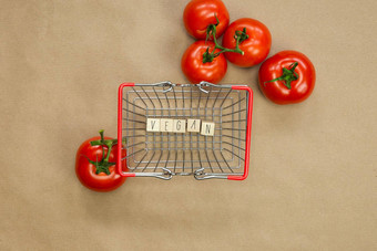 素食主义者写木多维数据集包围蔬菜shoppin篮子前视图工艺纸背景素食主义者健康的食物素食者概念复制空间