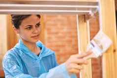 女人油漆木画家修复保护西装