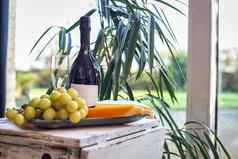 奶酪盘葡萄酒表格窗口舒适的椅子现代室内设计