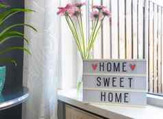 标志首页甜蜜的首页文本lightbox窗台上窗口粉红色的花装饰框架现代室内背景时尚的房子舒适的角落里可爱的生活房间