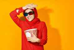 女人红色的戴爆米花娱乐电影种族模型