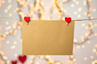 空白信信封问候卡挂红色的心浪漫的爱信情人节一天概念散景背景复制空间