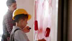 男孩父亲绘画墙红色的颜色公寓