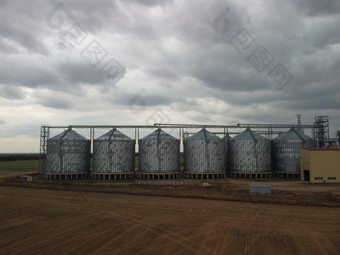 粮食电梯金属粮食电梯农业区农业存储收获粮食电梯绿色自然背景外农业工厂