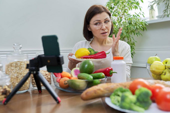 女营养学家告诉追随者健康的食物营养补充