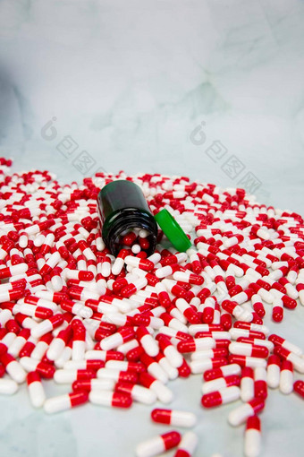 瓶红色的白色胶囊白色背景维生素药物制药药物治疗背景健康医疗业务概念