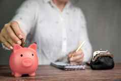女业务女人政府计数储蓄钱粉红色的小猪银行业务储蓄税金融概念背景