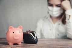 年轻的女业务女人粉红色的小猪银行储蓄穿安全面具科维德抑郁金融业务封锁概念背景