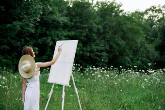女人白色衣服油漆<strong>图片</strong>在户外爱好有创意的