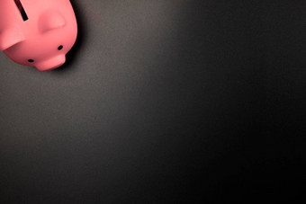 粉红色的小猪银行黑色的背景前视图复制空间储蓄<strong>金融业</strong>务概念