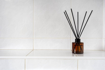芳香疗法棒玻璃瓶厕所。。。浴室白色平铺的墙复制空间香水竹子奢侈品产品