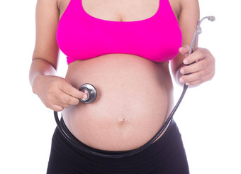 怀孕了女人听诊器听肚子婴儿