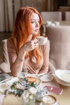 不错的红色头发的人女人吃早餐咖啡馆肖像年轻的迷人的女喝咖啡烤三明治现代咖啡商店