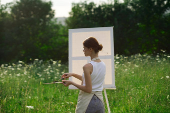 女人艺术家在户外调色板油漆油漆图片