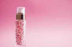 护肤品产品粉红色的背景美化妆品