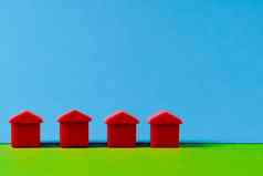 红色的微型玩具房子真正的房地产概念