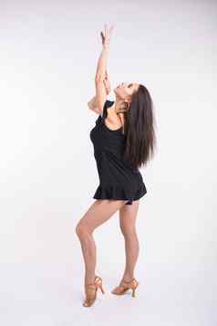 拉丁美洲跳舞带跳舞当代巴恰塔夫人概念女人跳舞即兴创作移动长头发白色背景