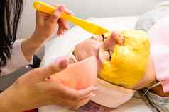 保湿皮肤水疗中心美容师适用于黄金面具客户的脸