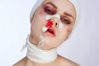 情感女人止血栓鼻子血受伤的脸孤立的背景