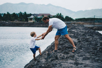 爸爸帮助儿子湖水解释了安全规则晚上山背景快乐童年为父之道家庭走玩首页自然教育父亲的一天责任