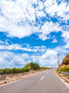 干沥青空汽车路混凝土障碍标记行阳光明媚的夏天一天蓝色的多云的天空车旅行旅行概念背景故事垂直格式