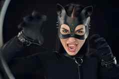 女人黑色的带猫面具情感肖像