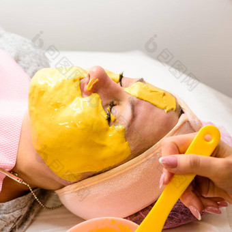 保湿皮肤水疗中心美容师适用于黄金面具客户的脸