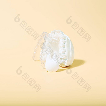 矫正牙科<strong>主题黄色</strong>的背景透明的看不见的牙科调整器牙套aplicable矫正牙科治疗