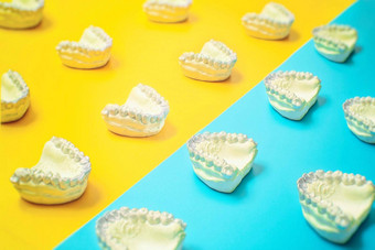 矫正牙科主题蓝色的黄色的背景透明的看不见的牙科调整器牙套aplicable矫正牙科治疗