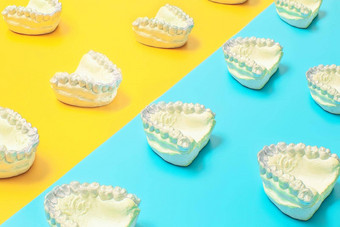 矫正牙科主题蓝色的黄色的背景透明的看不见的牙科调整器牙套aplicable矫正牙科治疗