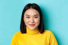 美皮肤护理概念关闭美丽的年轻的亚洲女人完美的脸瑕疵微笑相机站蓝色的背景