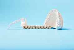 牙医刻字广告蓝色的背景看不见的牙科调整器牙套aplicable矫正牙科治疗