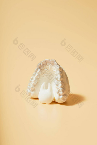 矫正牙科<strong>主题</strong>黄色的背景<strong>透明</strong>的看不见的牙科调整器牙套aplicable矫正牙科治疗