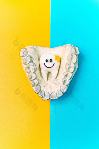 矫正牙科<strong>主题</strong>蓝色的黄色的背景<strong>透明</strong>的看不见的牙科调整器牙套aplicable矫正牙科治疗