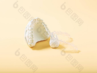 矫正牙科<strong>主题</strong>黄色的背景<strong>透明</strong>的看不见的牙科调整器牙套aplicable矫正牙科治疗