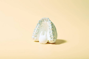 矫正牙科主题黄色的背景透明的看不见的牙科调整器牙套aplicable矫正牙科治疗