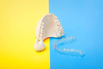 <strong>矫正</strong>牙科主题蓝色的黄色的背景透明的看不见的牙科调整器牙套aplicable<strong>矫正</strong>牙科治疗