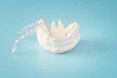 矫正牙科主题蓝色的背景透明的看不见的牙科调整器牙套aplicable矫正牙科治疗
