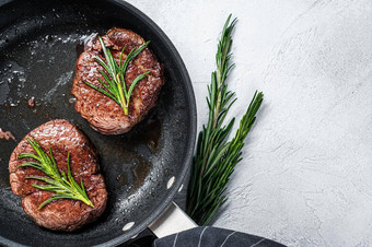 烤角牛排里脊肉肉牛肉牛排锅白色背景前视图复制空间