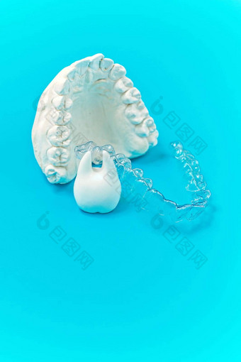 <strong>矫正</strong>牙科主题蓝色的背景透明的看不见的牙科调整器牙套aplicable<strong>矫正</strong>牙科治疗