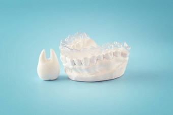 矫正牙科主题蓝色的背景透明的看不见的牙科调整器牙套aplicable矫正牙科治疗