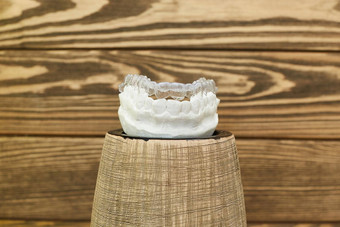 矫正牙科主题乡村背景透明的看不见的托盘牙套矫正牙科治疗