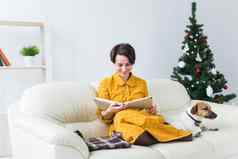 圣诞节假期人概念快乐年轻的女人阅读书首页