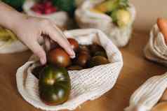 女手番茄帆布杂货店袋蔬菜可重用的生态棉花袋木表格浪费购物概念塑料免费的项目
