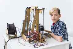 教育孩子们技术概念青少年男孩印刷打印机