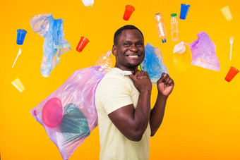 问题垃圾塑料回收<strong>污染环境</strong>概念有趣的男人。携带垃圾袋黄色的背景