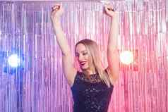 年轻的金发女郎女人跳舞晚上迪斯科俱乐部聚会，派对假期庆祝活动概念